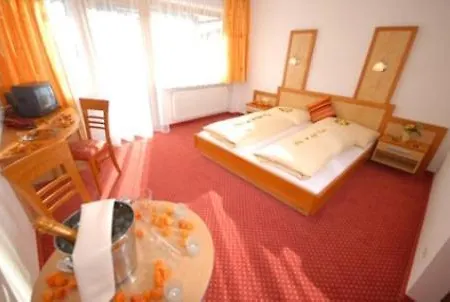 Hotel-pension Flora ベッド・アンド・ブレックファスト ザールバッハ・ヒンターグレム